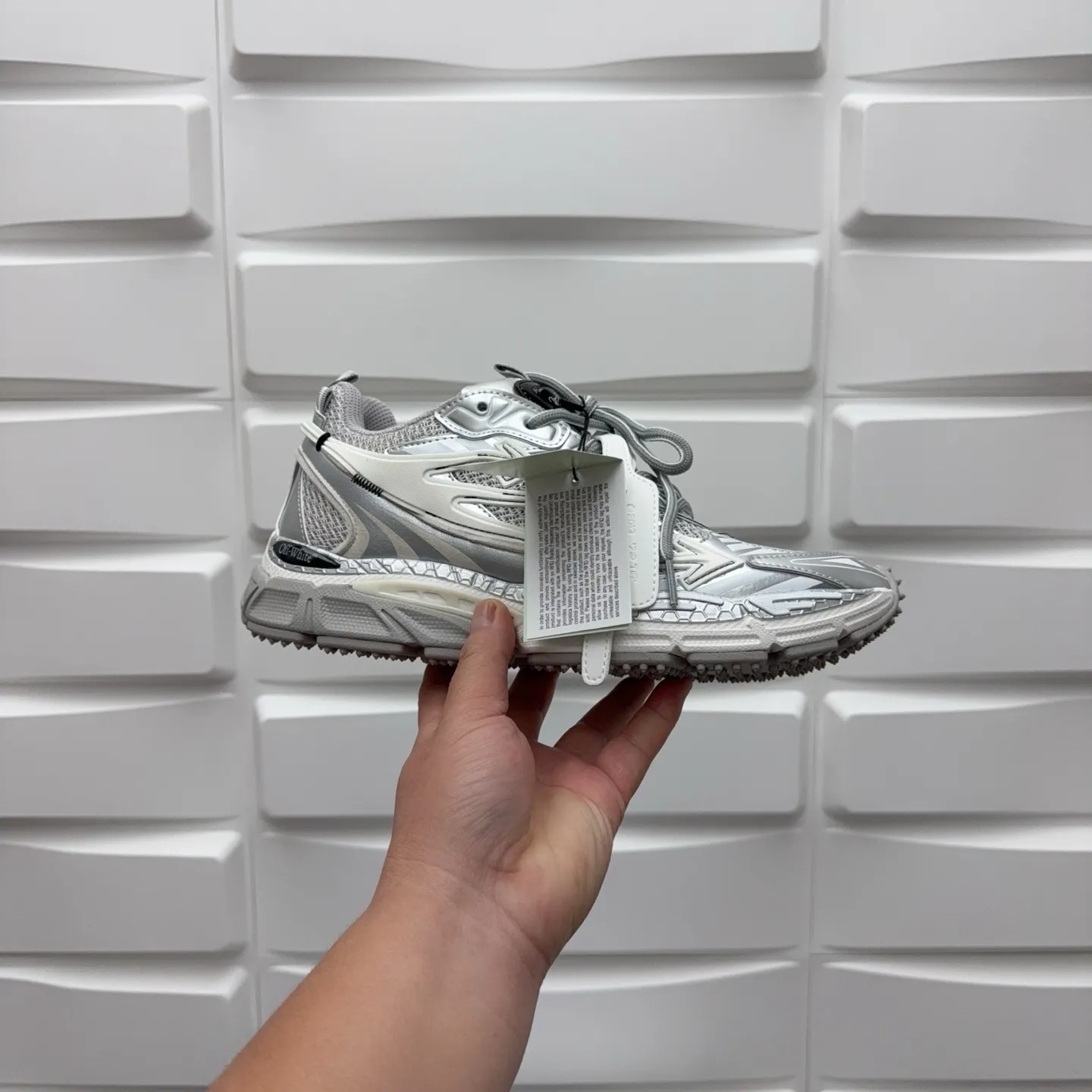 【off- white】P: 720💰Couple style👫, Size: 35-44 (Male 38.45.46 custom-made) High-quality version👊"Out of office" series original mold opening, original lasting, production process 1:1 original version ➰OFF GREY) OFF-WHITE Be Right Back Couple style👫Round toe lace-up arrow pattern low-top lifestyle casual shoes green. A running shoe called the "Be Right Back" sneaker. The design of this sneaker is inspired by Japanese sports aesthetics and craftsmanship, with running performance and principles at its core.